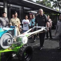 Bupati Kuningan saat menyerahkan Hand Traktor kepada kelompok tani. Bupati Kuningan saat menyerahkan Hand Traktor kepada kelompok tani.
